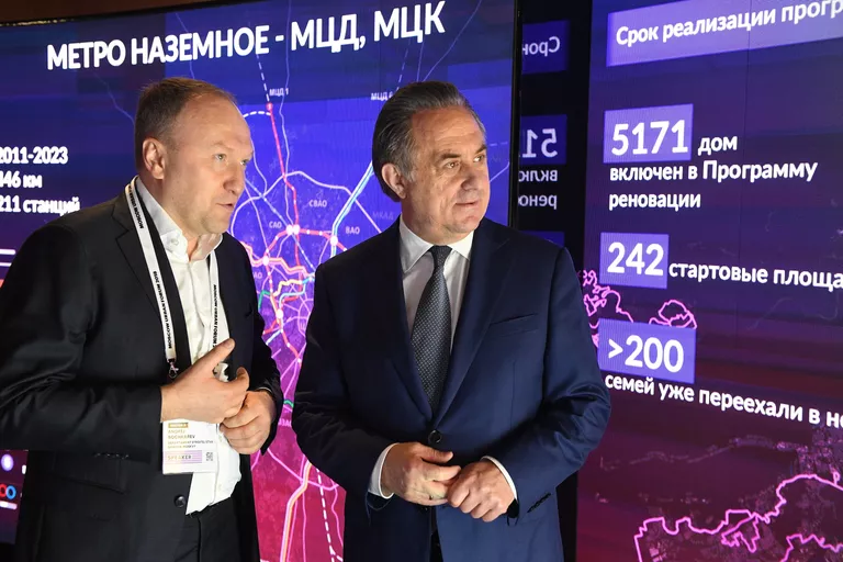 Заместитель председателя правительства РФ Виталий Мутко и руководитель департамента строительства города Москвы Андрей Бочкарев на Московском урбанистическом форуме Заместитель председателя правительства РФ Виталий Мутко и руководитель департамента строительства города Москвы Андрей Бочкарев на Московском урбанистическом форуме