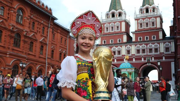 Болельщица с кубком на Манежной площади в Москве. Архивное фото