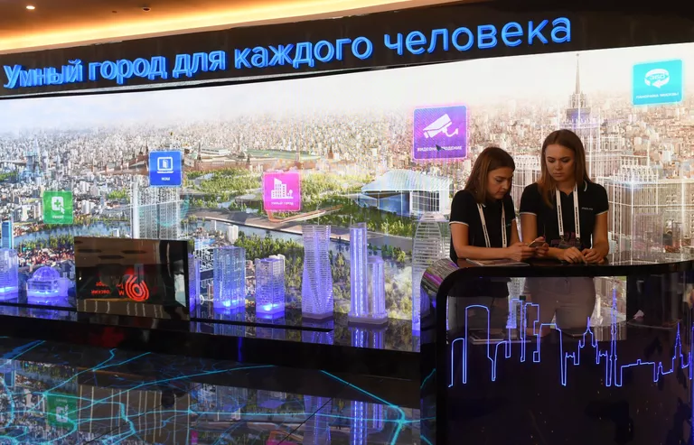 Участницы Московского урбанистического форума в парке Зарядье в Москве Участницы Московского урбанистического форума в парке Зарядье в Москве