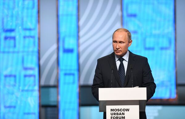 Президент РФ Владимир Путин выступает на Московском урбанистическом форуме. 18 июля 2018