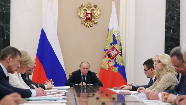 Президент РФ Владимир Путин проводит совещание с членами правительства РФ по мерам развития Дальнего Востока. 18 июля 2018