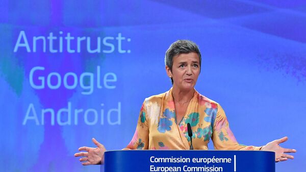 Еврокомиссар по вопросам конкуренции Маргрет Вестагер во время пресс-конференции в штаб-квартире ЕС в Брюсселе. 18 июля 2018