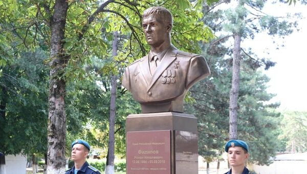 Памятник Герою России Роману Филипову на Аллее Славы Краснодарского высшего военного училища летчиков
