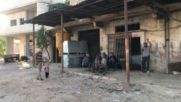 Жители поселка Альма в провинции Дераа на юге Сирии вернулись в свои дома освобожденные от террористов. Архивное фото