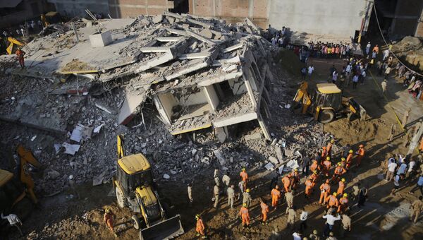 Спасатели на месте рухнувшего здания к востоку от Нью-Дели, Индия. 18 июля 2018 года