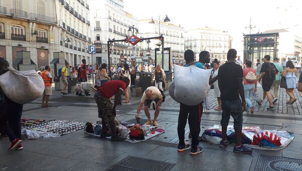 Торговцы из Африки на улицах Мадрида
