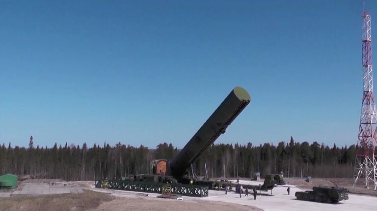 Загрузка баллистической ракеты Сармат перед пуском во время испытаний Загрузка баллистической ракеты Сармат перед пуском во время испытаний
