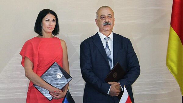 Президент торгово-промышленной палаты Южной Осетии Алан Алборты и его донецкий коллега Валерия Булыга во время встречи. 19 июля 2018