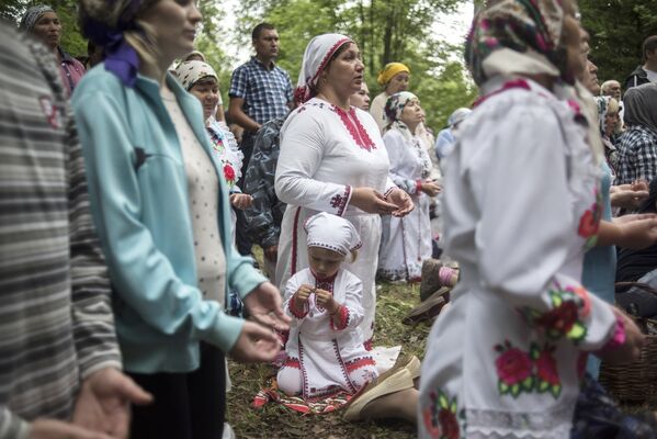 Жители села Шоруньжа во время молитвы очищения на празднике Сярем