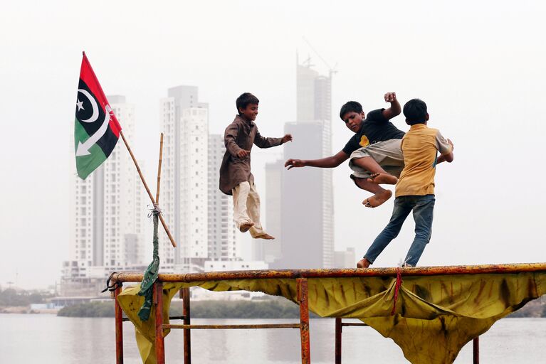 Дети прыгают на батуте в Карачи, Пакистан