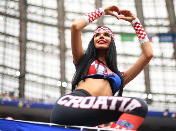 Болельщица сборной Хорватии перед началом финального матча чемпионата мира по футболу между сборными Франции и Хорвати