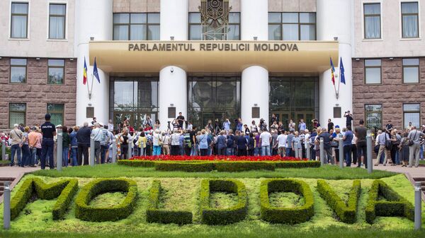 Акция протеста с требованием признать результаты выборов мэра Кишинева у здания парламента. 19 июля 2018