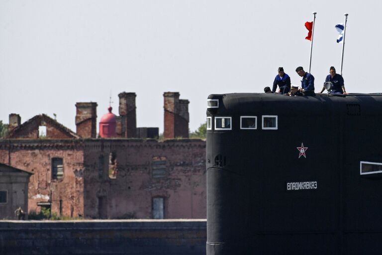 Моряки на рубке дизель-электрической подводной лодки Владикавказ проекта 877 на репетиции парада в честь Дня Военно-морского флота в Кронштадте