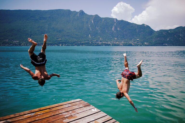 Мальчики прыгают в озеро Бурже в Трессерве, Франция