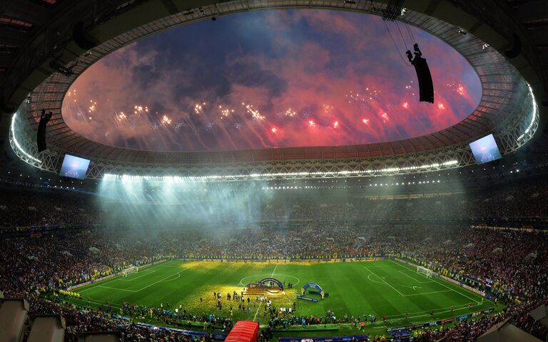 Салют на церемонии награждения победителей чемпионата мира по футболу 2018 в Москве