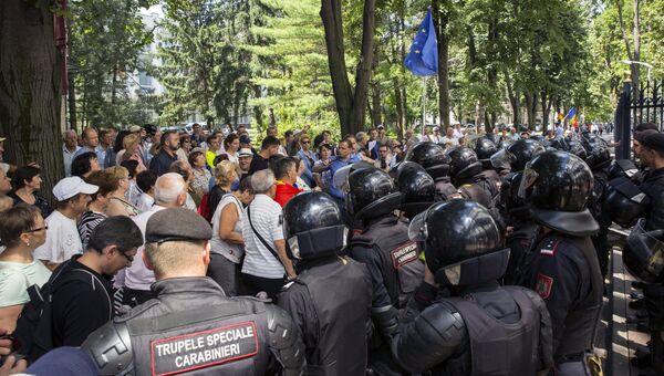 Участники акции протеста с требованием признать результаты выборов мэра Кишинева у здания парламента. 19 июля 2018