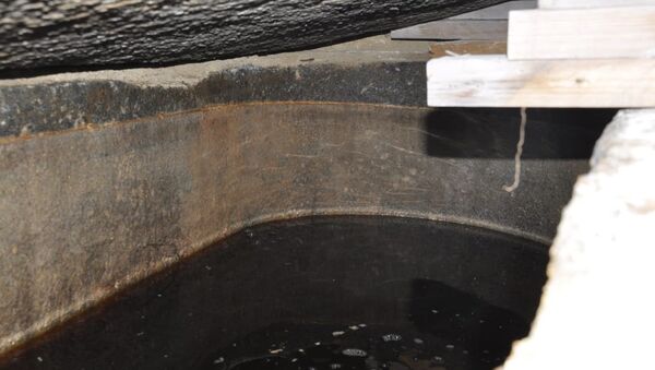 Вода во вскрытом черном саркофаге, найденном в Александрии. 19 июля 2018. Архивное фото