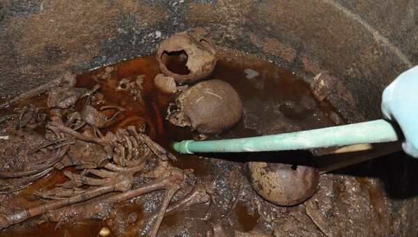 Фрагменты поврежденных мумий, найденные в черном саркофаге в Александрии. 19 июля 2018