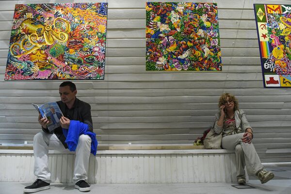 Посетители у работ художника Ирины Чернавиной на выставке произведений классиков современного поп-арта в культурно-выставочном центре Гранатный двор