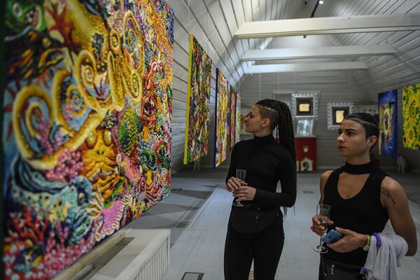 Посетители у работ художника Ирины Чернавиной на выставке произведений классиков современного поп-арта в культурно-выставочном центре Гранатный двор