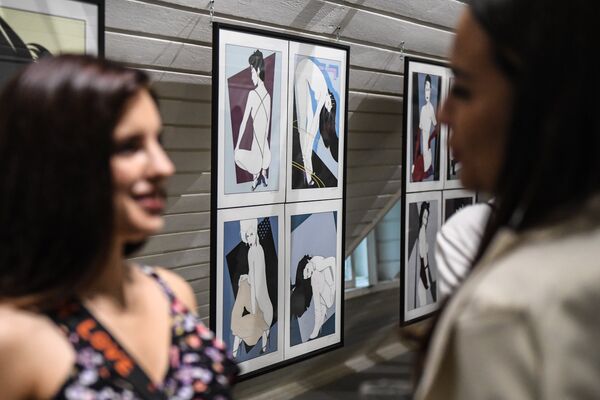 Посетители на выставке произведений классиков современного поп-арта в культурно-выставочном центре Гранатный двор
