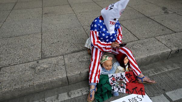 Участница акции протеста против миграционной политики США. Архивное фото