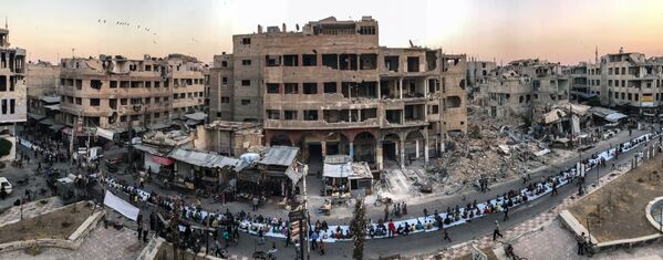 Работа фотографа Mohammed Badra из Сирии Iftar Amongst the Ruins, занявшая первое место в категории Новости и события в фотоконкурсе 2018 iPhone Photography Awards