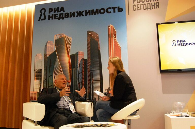 Александр Гарвин на стенде РИА Недвижимость Александр Гарвин на стенде РИА Недвижимость