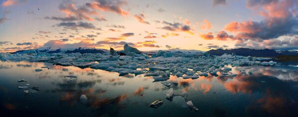 Работа фотографа Mateusz Piesiak из Польши Icebergs, занявшая первое место в категории Панорама в фотоконкурсе 2018 iPhone Photography Awards
