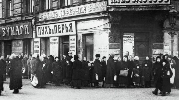 Жители Петрограда стоят в очереди у продовольственного магазина во время февральской буржуазно-демократической революции, репродукция фотографии 1917 года