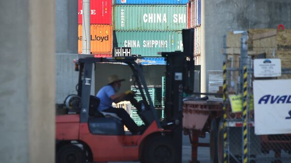 Грузовые контейнеры с китайскими товарами в порту Лонг Бич, Калифорния, архивное фото