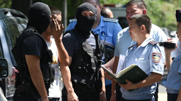 Сотрудники полиции во время следственного эксперимента с предполагаемым убийцей Дениса Тена. 20 июля 2018