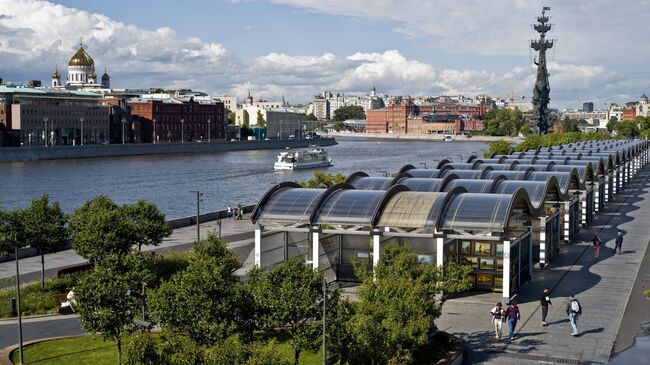 Отдыхающие в Парке искусств Музеон в Москве. Архивное фото