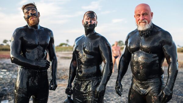 Отдыхающие после принятия грязевых ванн на Чокракском озере в Крыму
