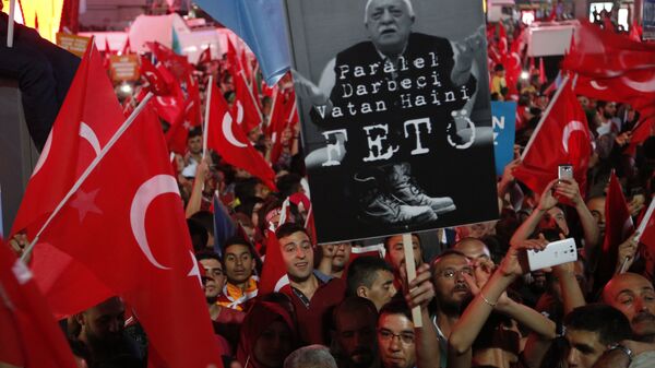 Сторонники президента Турции Реджепа Тайипа Эрдогана несут портрет Фетхуллаха Гюлена.Архивное фото