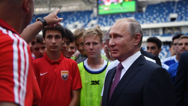 Владимир Путин во время посещения стадиона Калининград в ходе рабочей поездки в Калининград. 20 июля 2018
