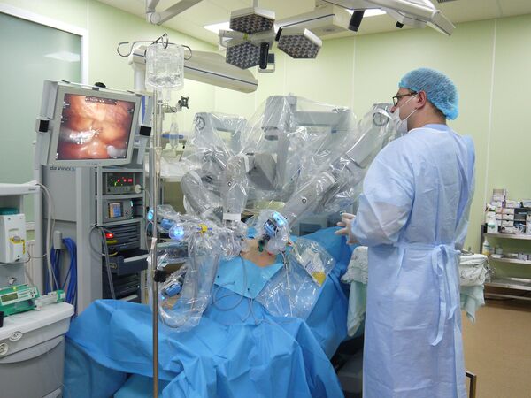 Робот-хирург удаляет пациенту предстательную железу, пораженную раком