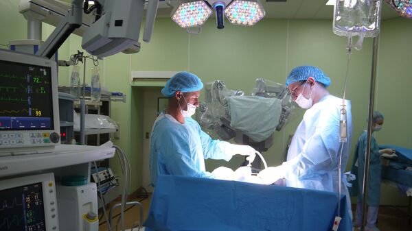 Хирургическая бригада делает надрезы на животе пациента