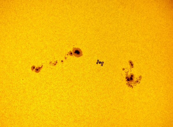 Работа фотографа Dani Caxete (Fernández Méndez) ISS sunspots, вошедшая в шорт-лист Insight Astronomy Photographer of the Year 2018