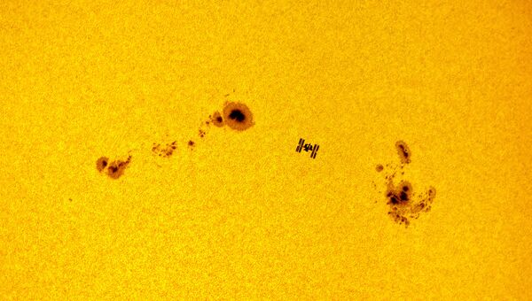 Работа фотографа Dani Caxete (Fernández Méndez) ISS sunspots, вошедшая в шорт-лист Insight Astronomy Photographer of the Year 2018