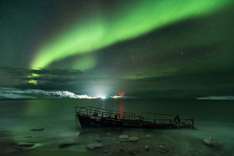 Работа фотографа Michael Zav'yalov Aurora Borealis on the coast of the Barents sea, вошедшая в шорт-лист Insight Astronomy Photographer of the Year 2018