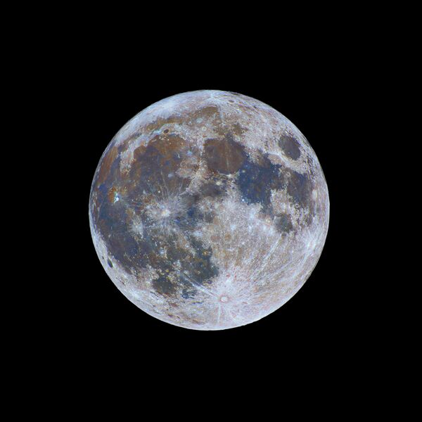 Работа фотографа Nicolas Lefaudeux Color-Full Moon, вошедшая в шорт-лист Insight Astronomy Photographer of the Year 2018