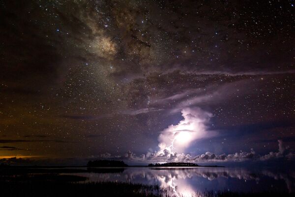 Работа фотографа Tianyuan Xiao Thunderstorm under milky way, вошедшая в шорт-лист Insight Astronomy Photographer of the Year 2018