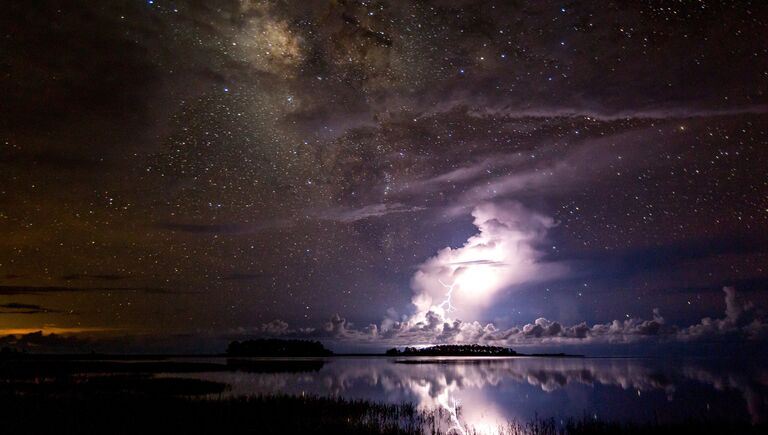 Работа фотографа Tianyuan Xiao Thunderstorm under milky way, вошедшая в шорт-лист Insight Astronomy Photographer of the Year 2018