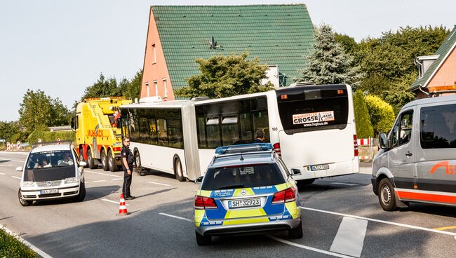 Автобус, в котором мужчина с ножом напал на пассажиров в пригороде Любека, Германия. 20 июля 2018