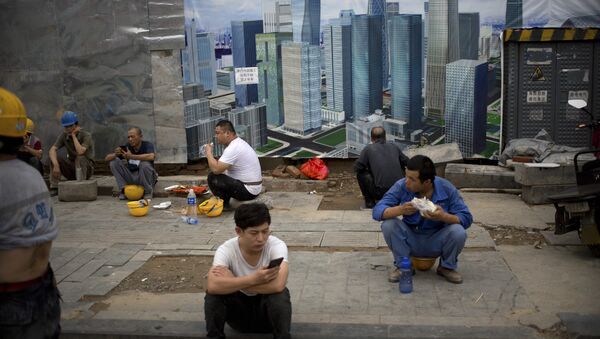 Рабочие на стоительой площадке в Пекине