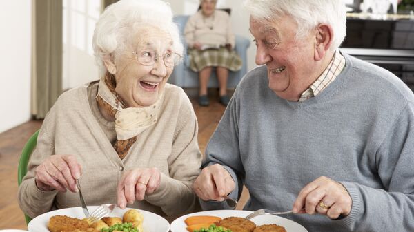 Пожилые люди за едой