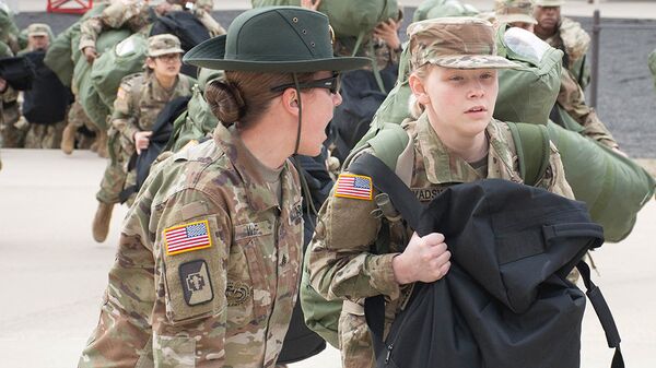 Уорлд-сержант армии США тренирует новобранца новобранца во время учений в Форте Леонард Вуд, штат Миссури, США. 31 января 2017 