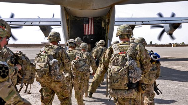 Батальон солдат США загружается в военный самолет