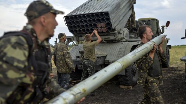 Солдаты украинской армии заряжают ракетно-пусковую установку Град в Луганской области